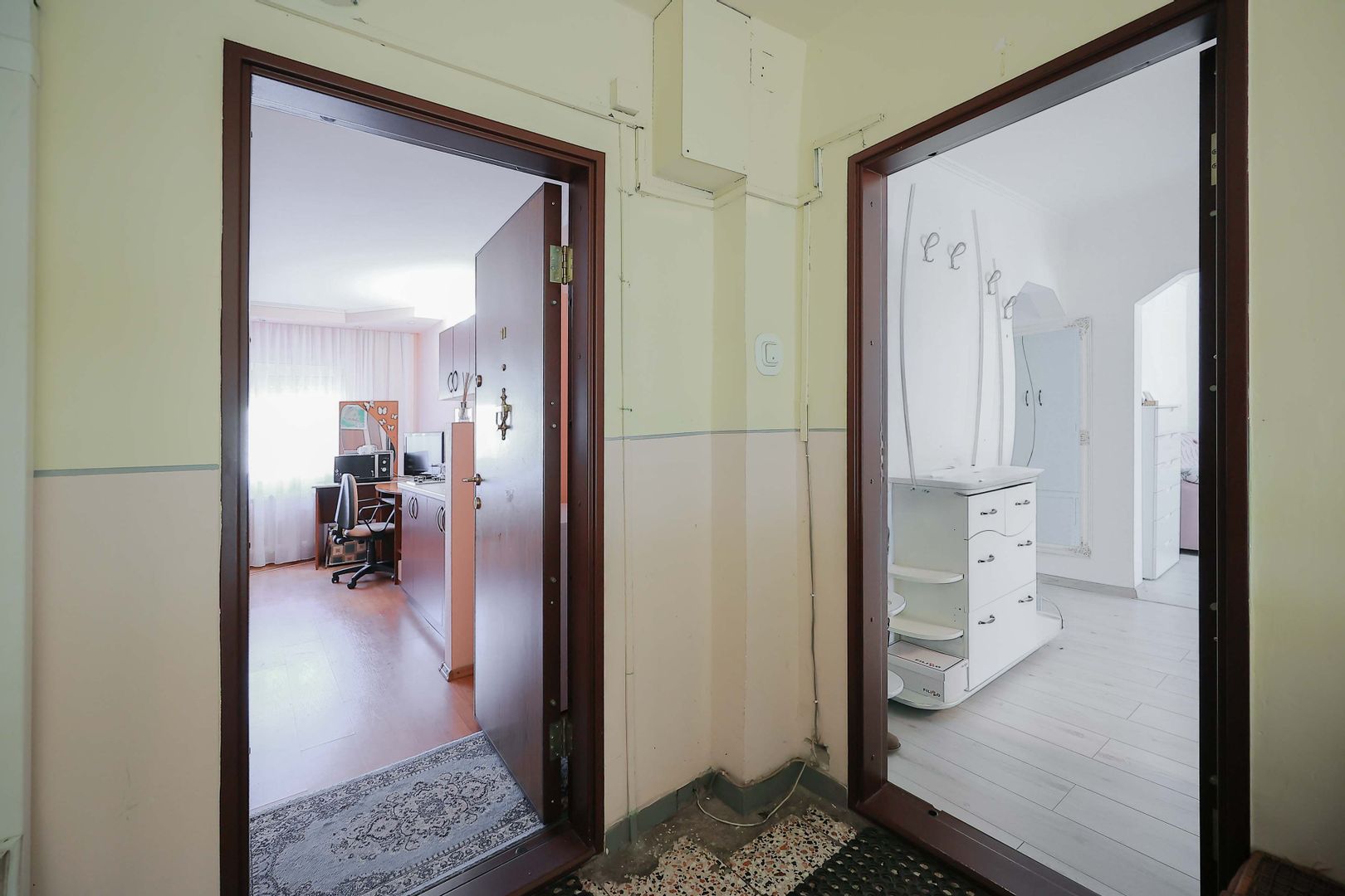 Apartament cu 3 camere + garsonieră de vânzare în zona Decebal