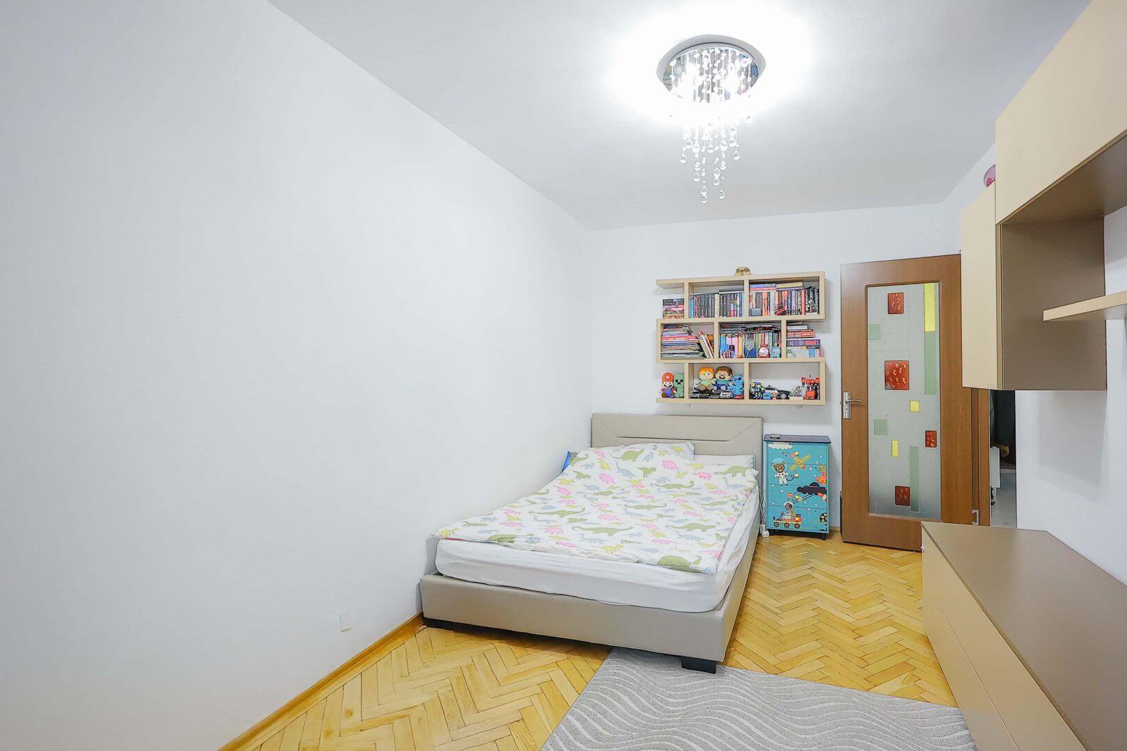 Apartament cu 3 camere de vânzare în zona Decebal | primego.ro