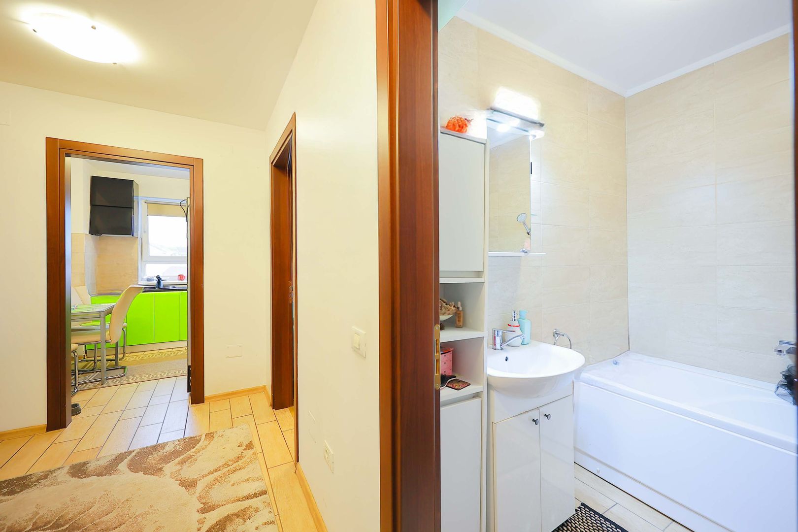 Apartament 3 camere de vânzare și loc de parcare inclus,Prima Rogerius