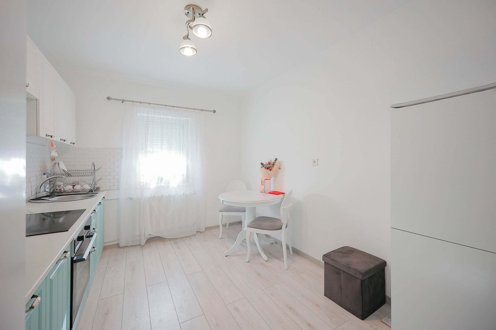 Apartament cu 3 camere + garsonieră de vânzare în zona Decebal