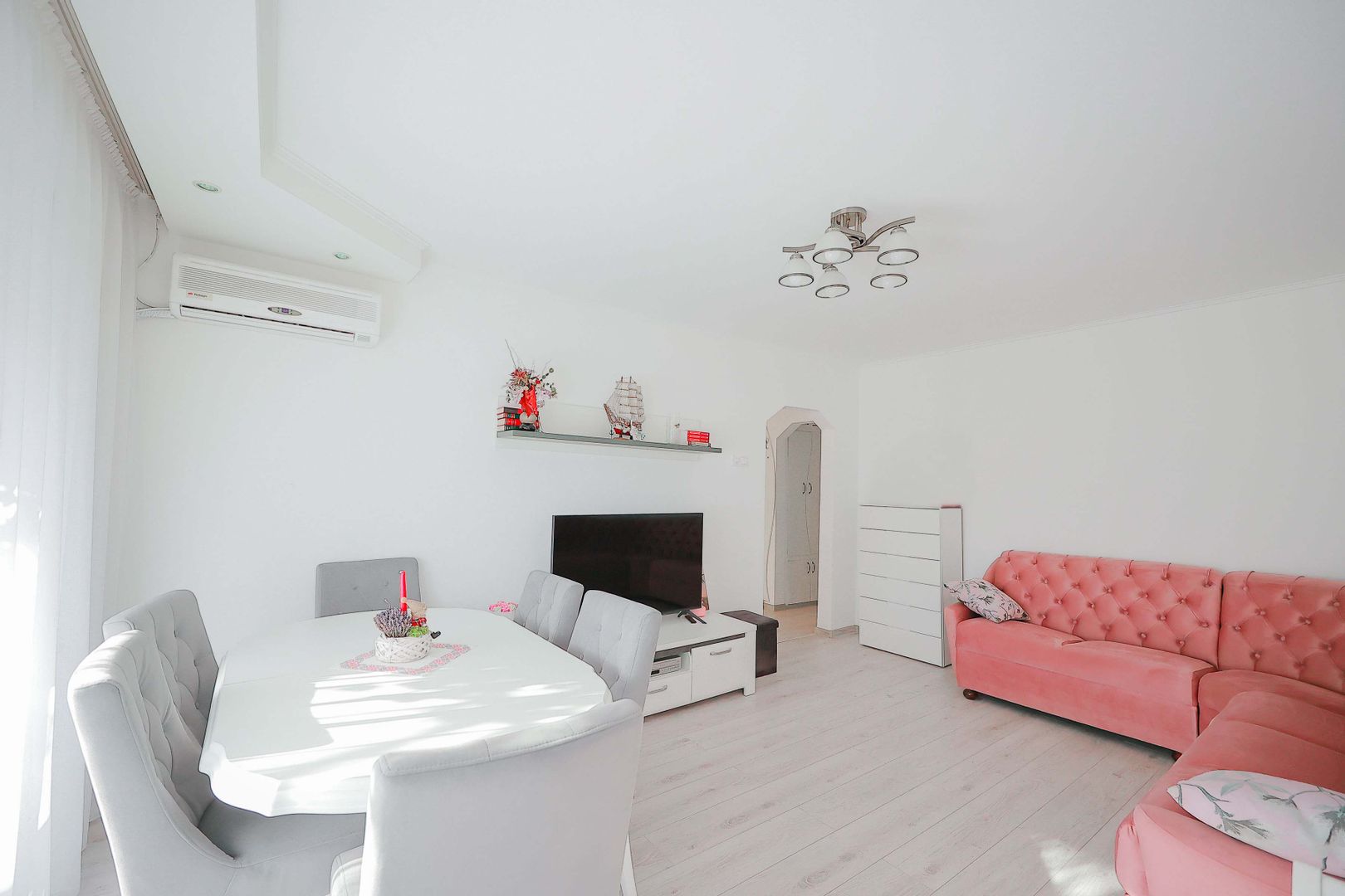 Apartament cu 3 camere + garsonieră de vânzare în zona Decebal