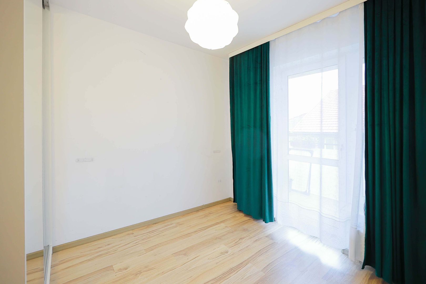 Apartament 3 camere de vânzare și loc de parcare inclus,Prima Rogerius